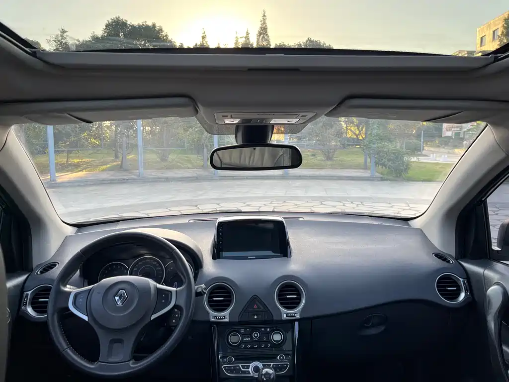 Koleos (Import) 2.5 L 4 WD Comfort Navigation