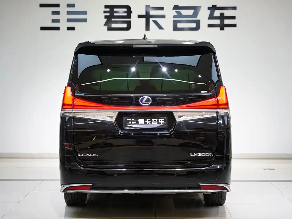 Lexus LM 300 h 4-seat Royal World