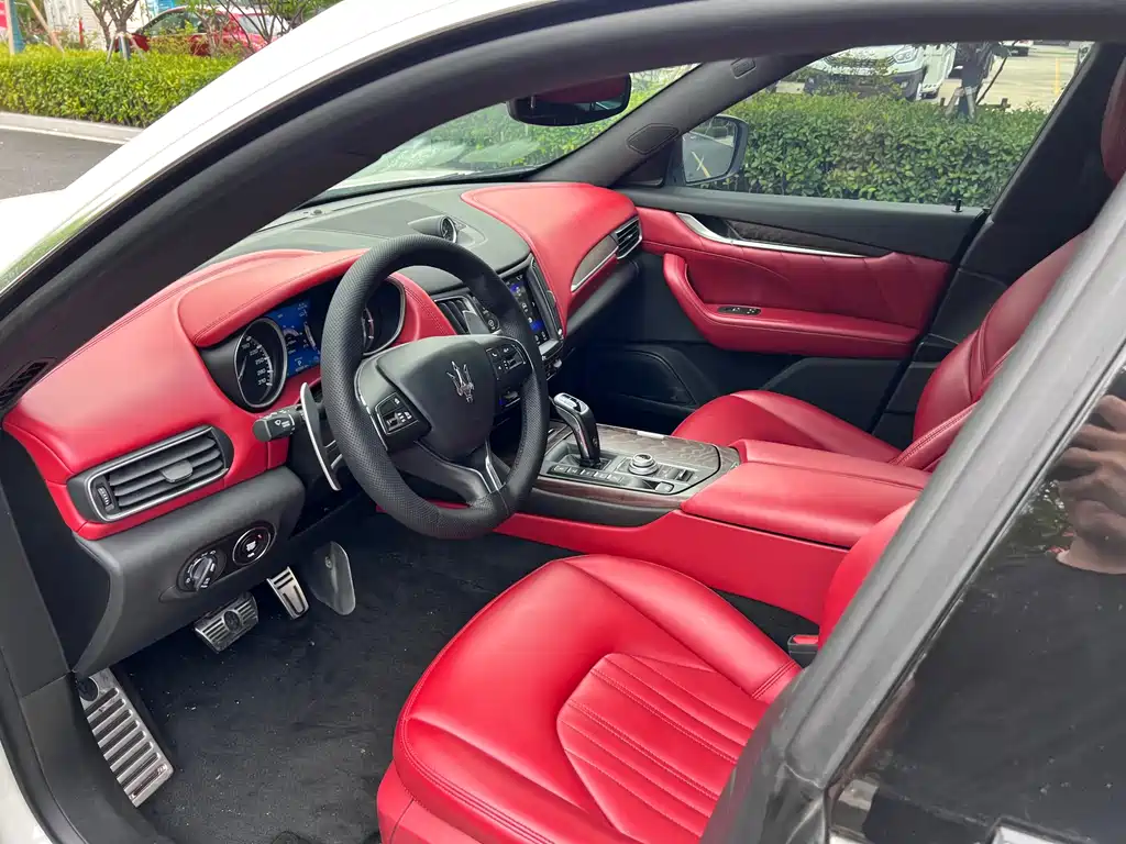 Levante 3.0 T Standard CN-V