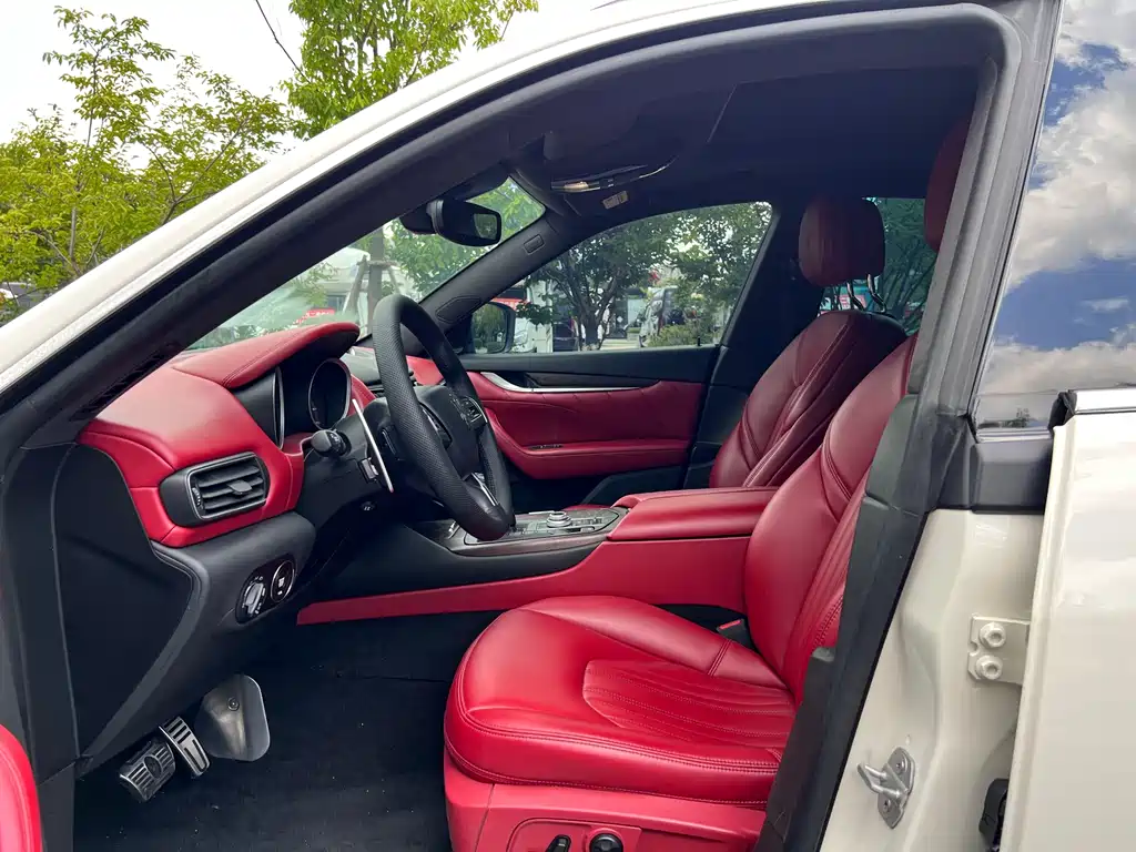 Levante 3.0 T Standard CN-V
