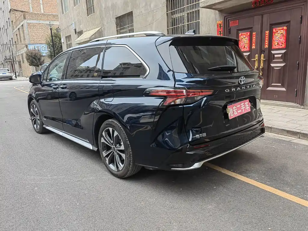 Granvia 2.5 L Hybrid Flagship VIP