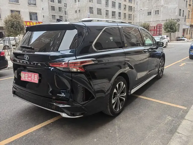 Toyota Granvia 2.5 L Hybrid Flagship VIP
