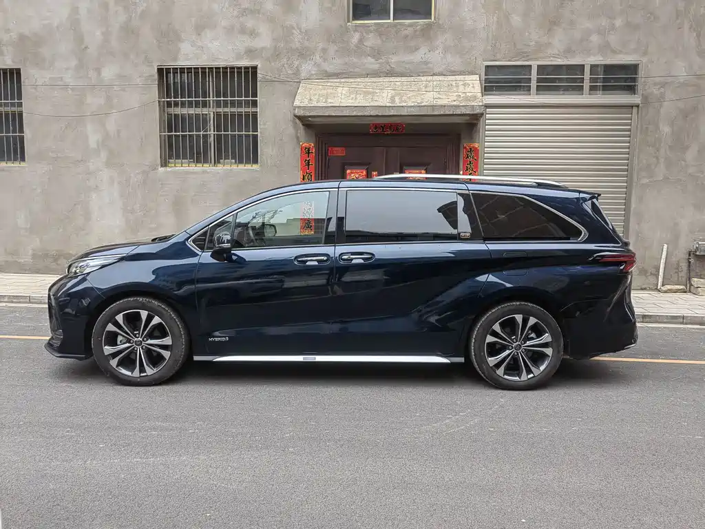 Granvia 2.5 L Hybrid Flagship VIP