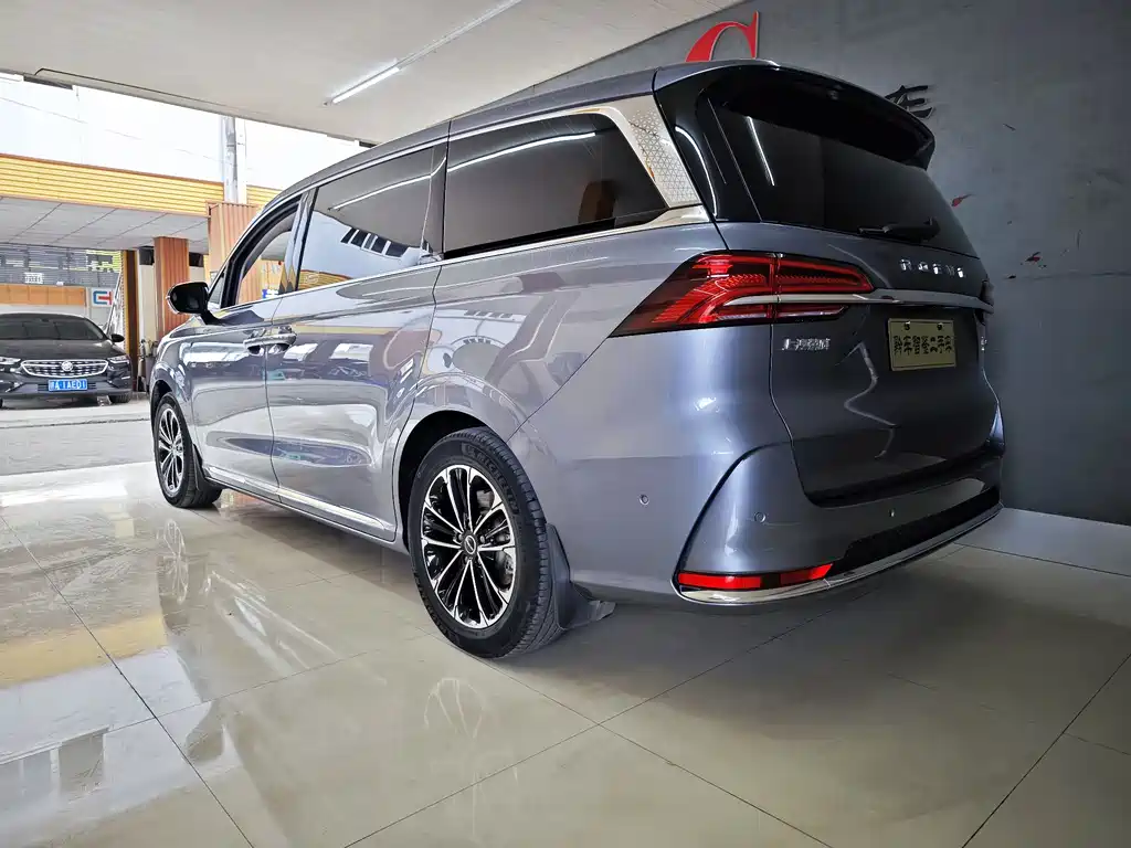 Roewe iMAX8 400 TGI Flagship