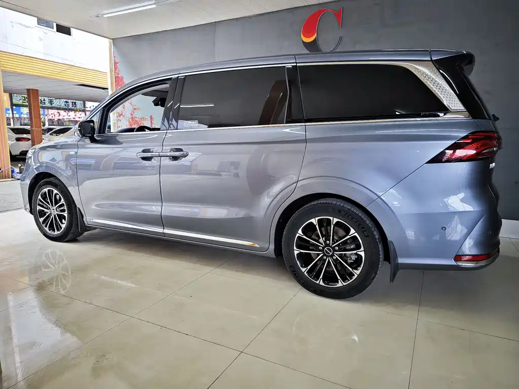 Roewe iMAX8 400 TGI Flagship