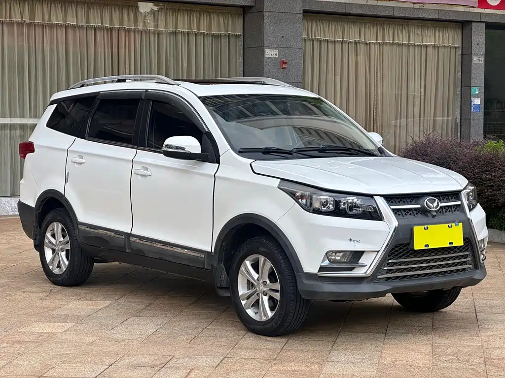 BAIC Huansu S3 S3 L 1.5 L Manual Distinguished