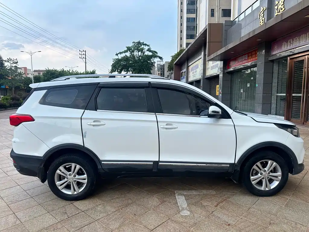 BAIC Huansu S3 S3 L 1.5 L Manual Distinguished