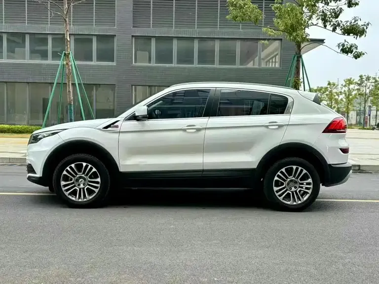 Qoros 5 1.6 T Auto Smart Connected (AliOS) Distinguished
