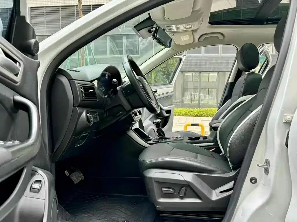 Qoros 5 1.6 T Auto Smart Connected (AliOS) Distinguished