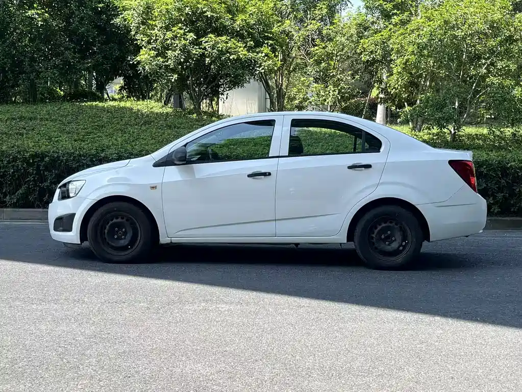 Aveo Sedan 1.4 L AT Sunroof