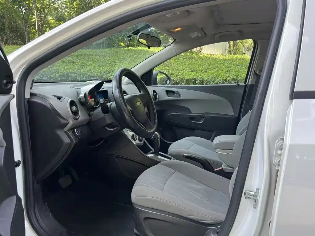 Aveo Sedan 1.4 L AT Sunroof