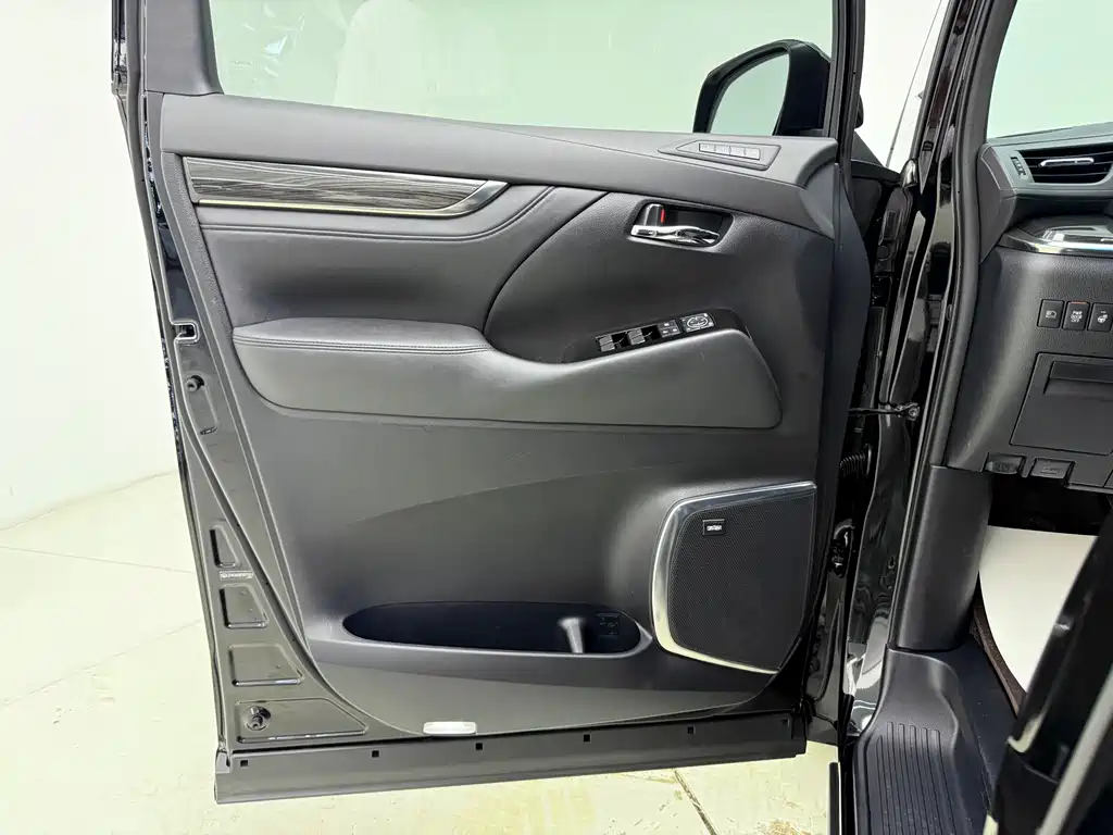 Lexus LM 300 h 7-seat Elegant