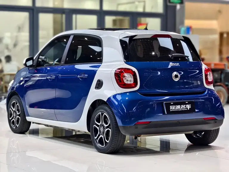 smart forfour 0.9 T 66 kW Pioneer