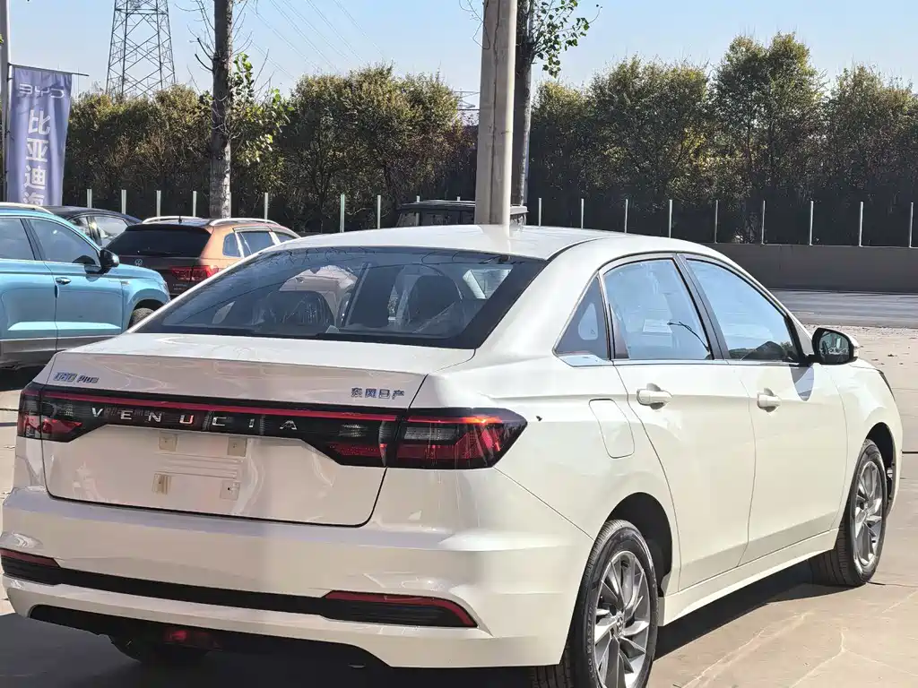 Venucia D60 PLUS 1.6 L XL CVT Joy Leading