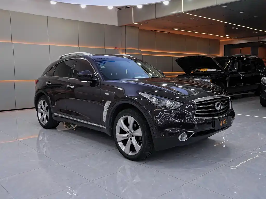 Infiniti QX70 3.7 L Standard