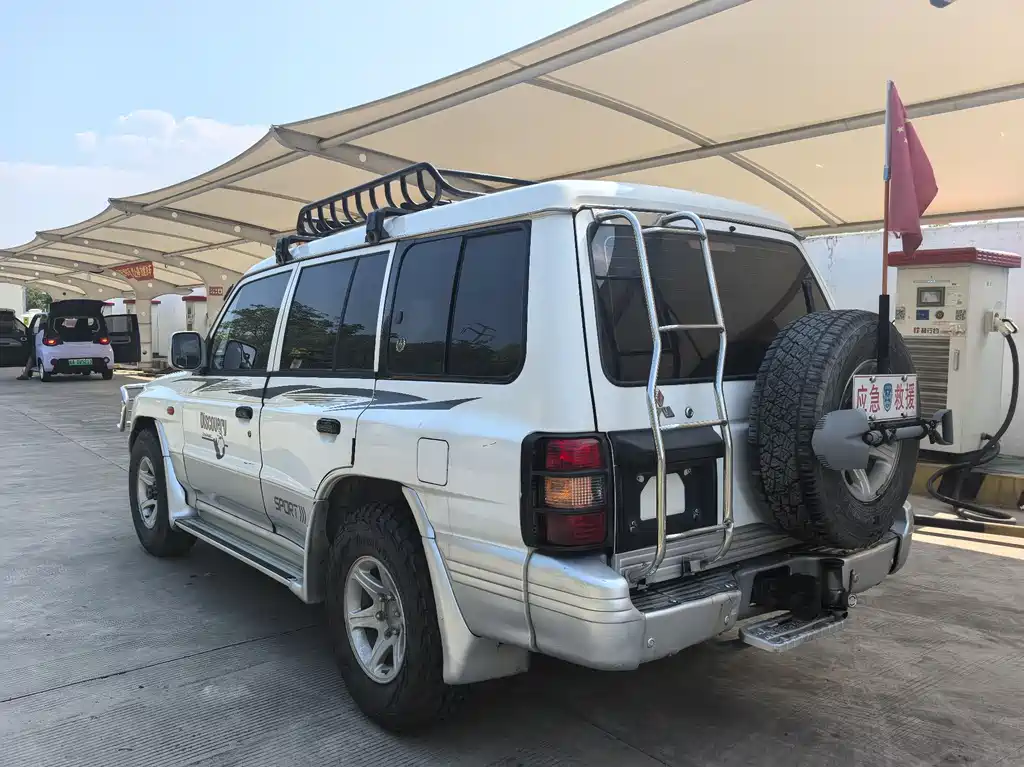 Black King Kong 2.2 L Manual 2 WD Standard