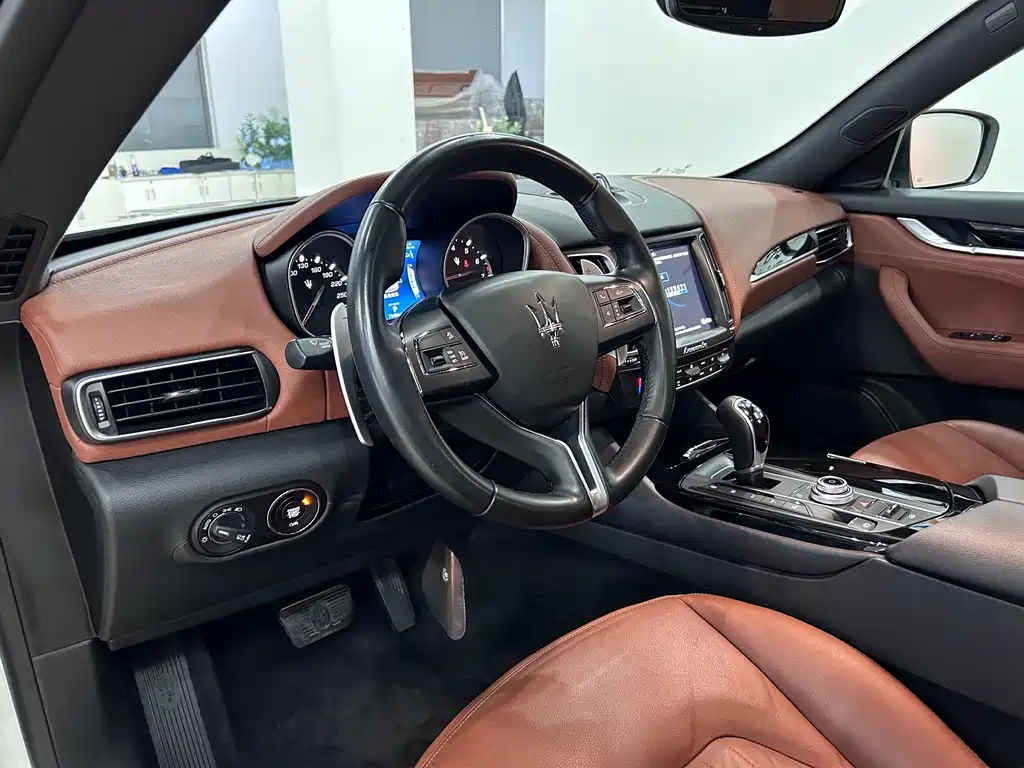 Levante 3.0 T Standard CN-V