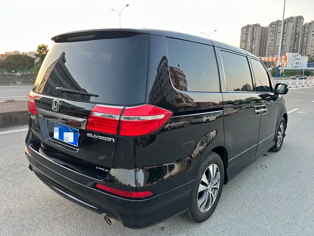 Elysion 2.4 L VTi-S Distinguished