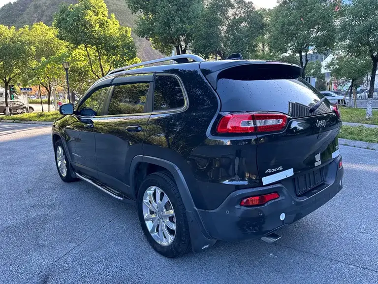 Jeep Cherokee (Import) 2.4 L Luxury