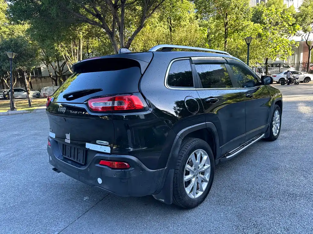 Cherokee (Import) 2.4 L Luxury
