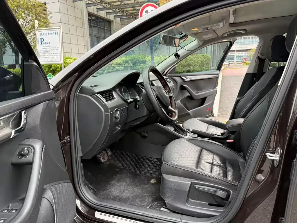 Octavia 1.6 L Auto Smart Travel