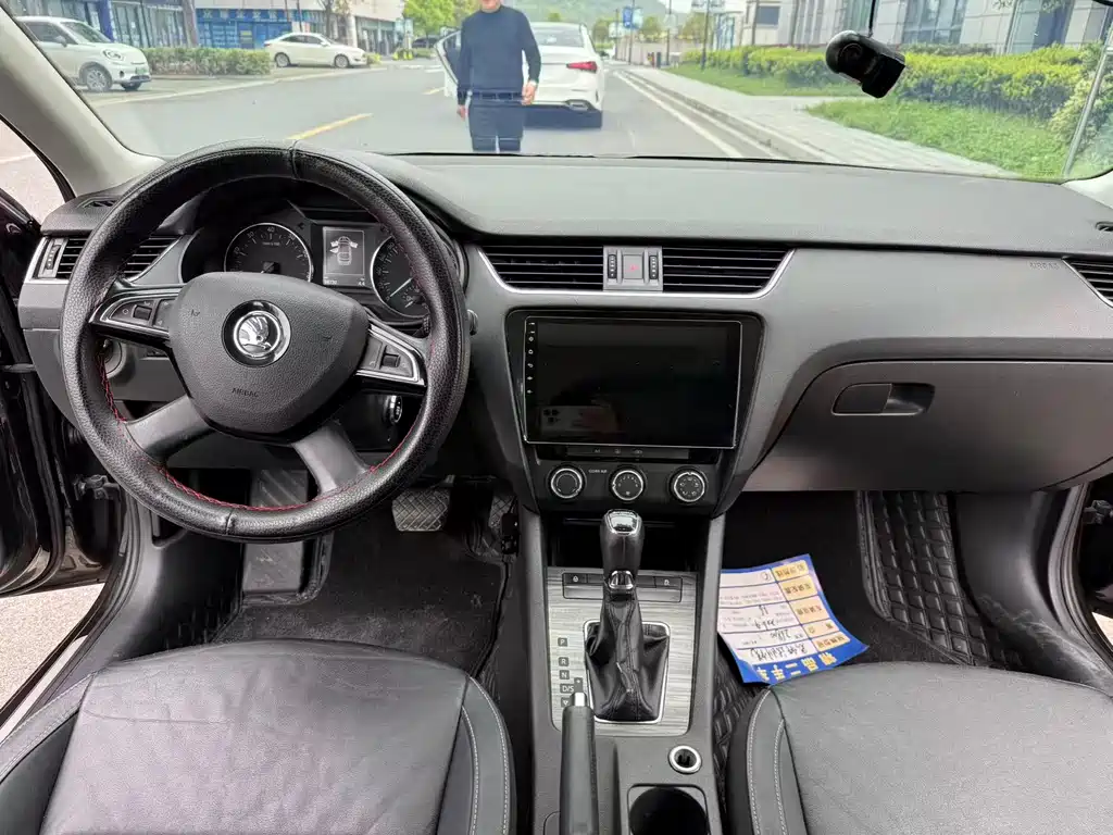 Octavia 1.6 L Auto Smart Travel