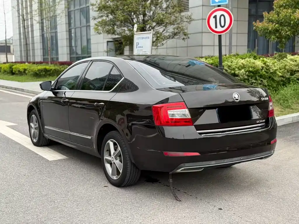 Octavia 1.6 L Auto Smart Travel