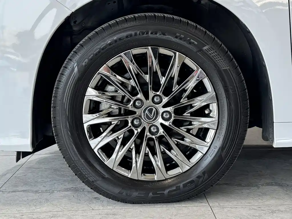 Lexus LM 300 h 4-seat Royal World