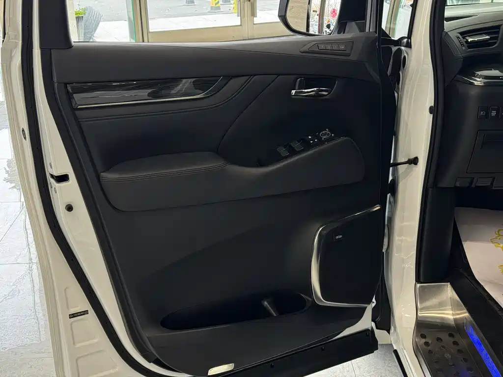 Lexus LM 300 h 4-seat Royal World