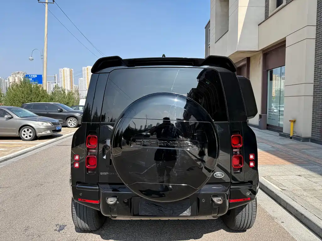 Land Rover Defender 110 P400 Dark Special Edition