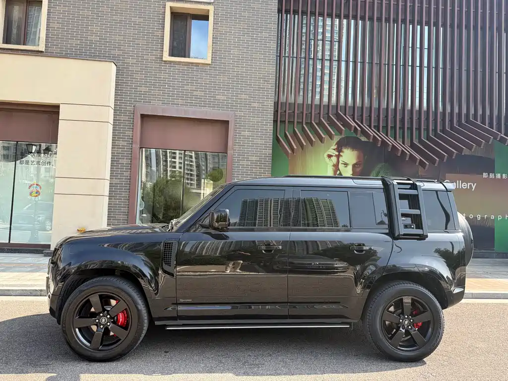 Land Rover Defender 110 P400 Dark Special Edition
