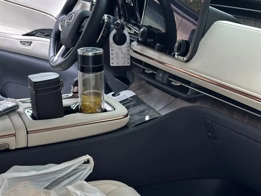 Lexus LM 500 h 6-seat Supreme