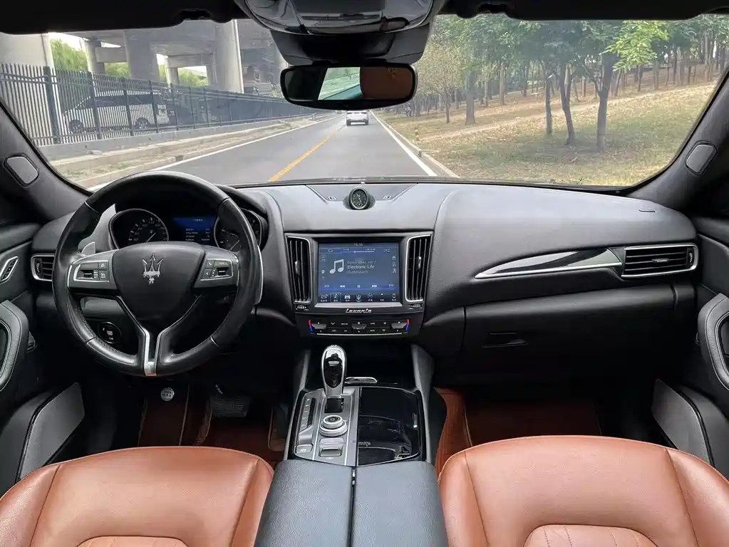 Levante 3.0 T Standard CN-V