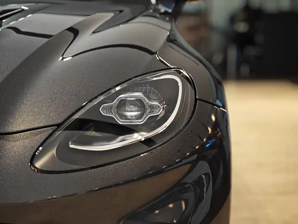 Aston Martin DBX 4.0 T V8