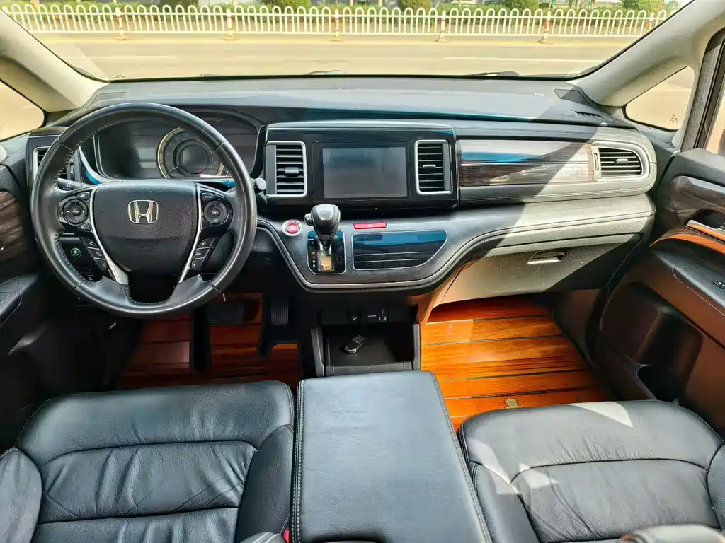 Elysion 2.4 L Luxury