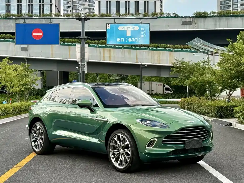 Aston Martin DBX 3.0 T STRAIGHT-SIX