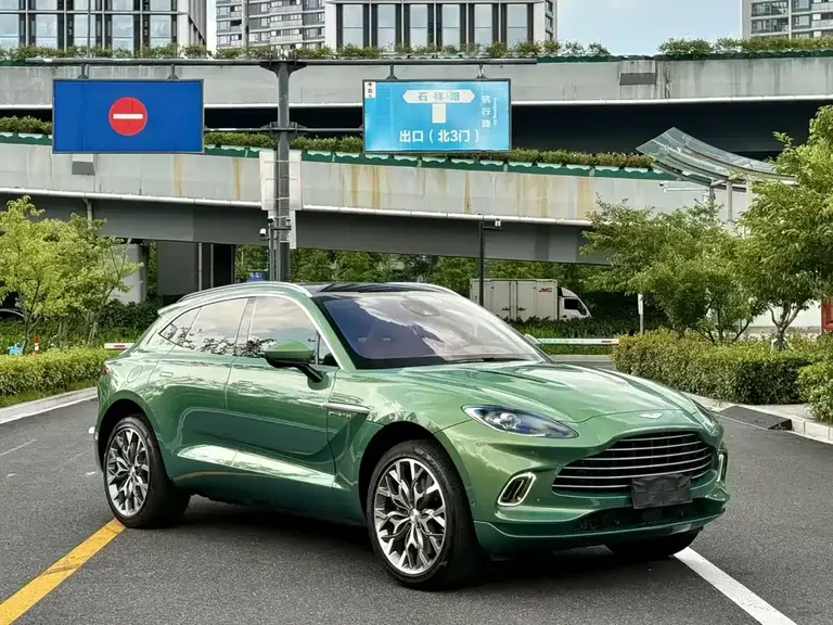 Aston Martin DBX 3.0 T STRAIGHT-SIX