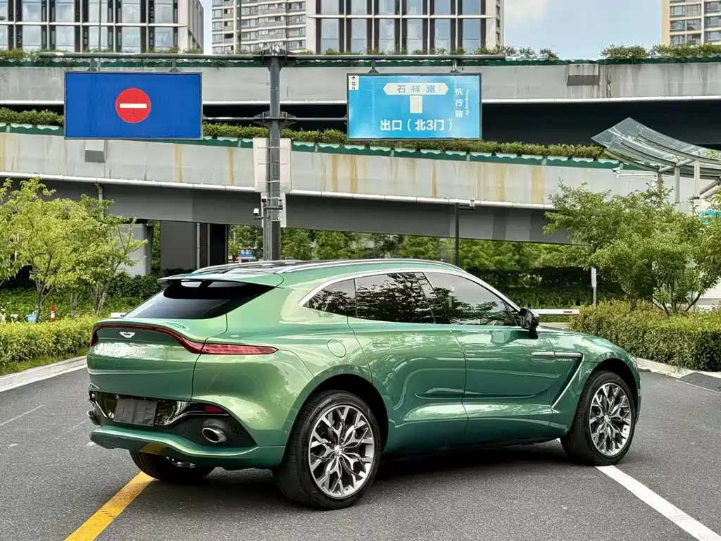Aston Martin DBX 3.0 T STRAIGHT-SIX