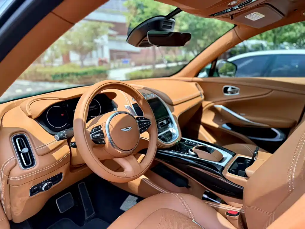 Aston Martin DBX 3.0 T STRAIGHT-SIX