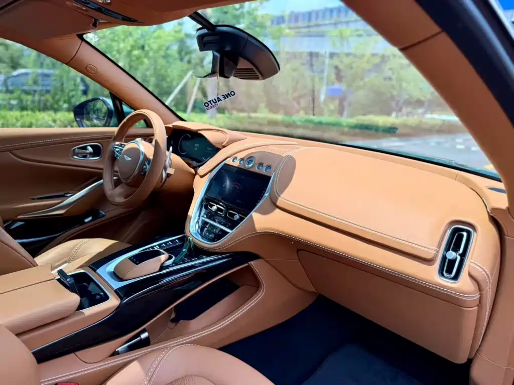 Aston Martin DBX 3.0 T STRAIGHT-SIX