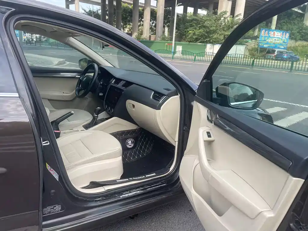 Octavia 1.6 L Auto Elegant