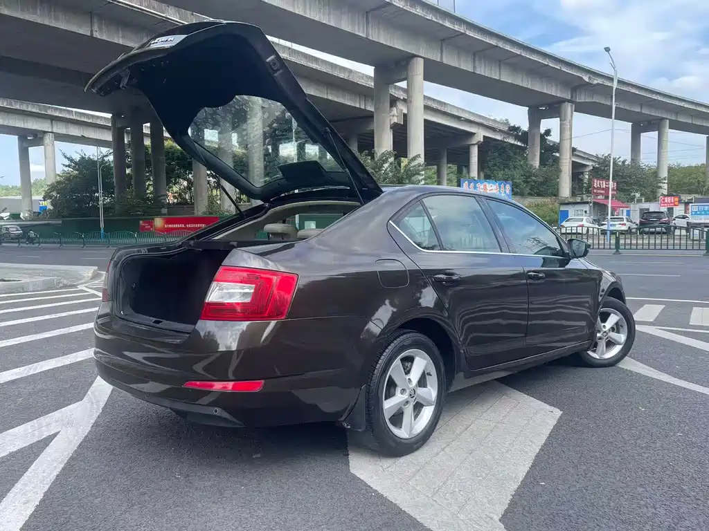 Octavia 1.6 L Auto Elegant