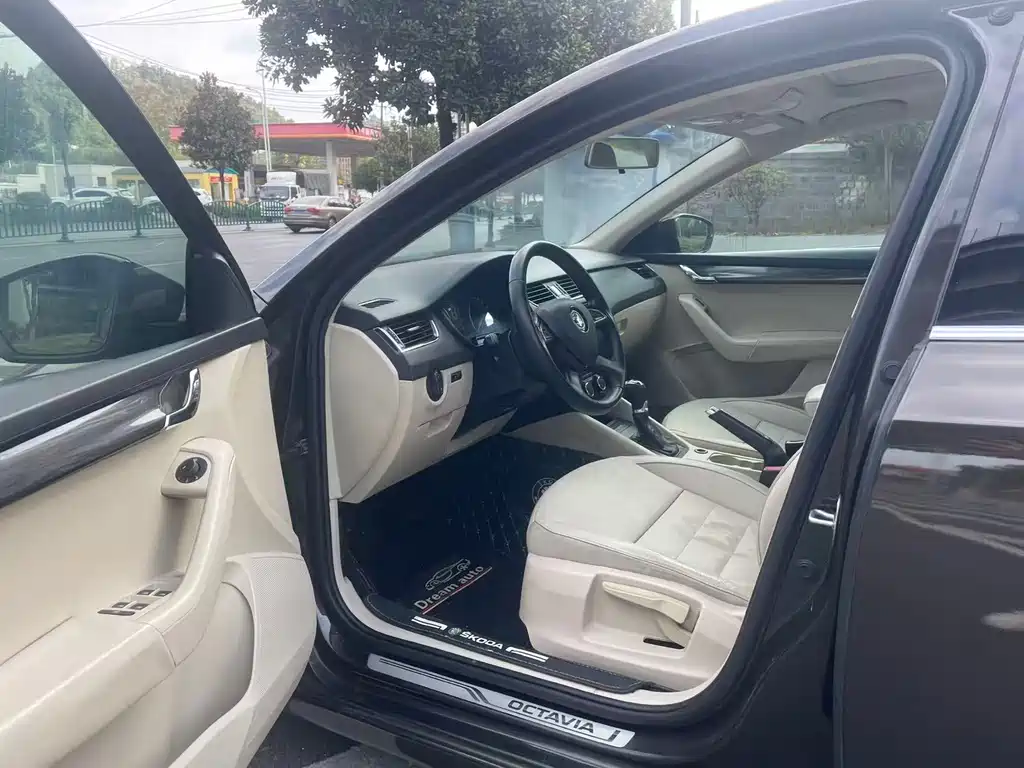 Octavia 1.6 L Auto Elegant