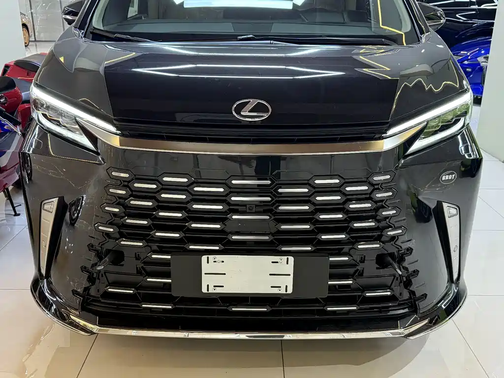 Lexus LM 500 h 4-seat Royal World