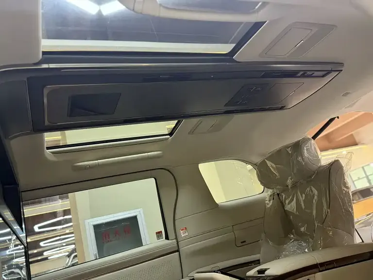 Lexus LM 500 h 4-seat Royal World