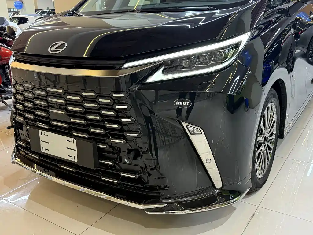 Lexus LM 500 h 4-seat Royal World