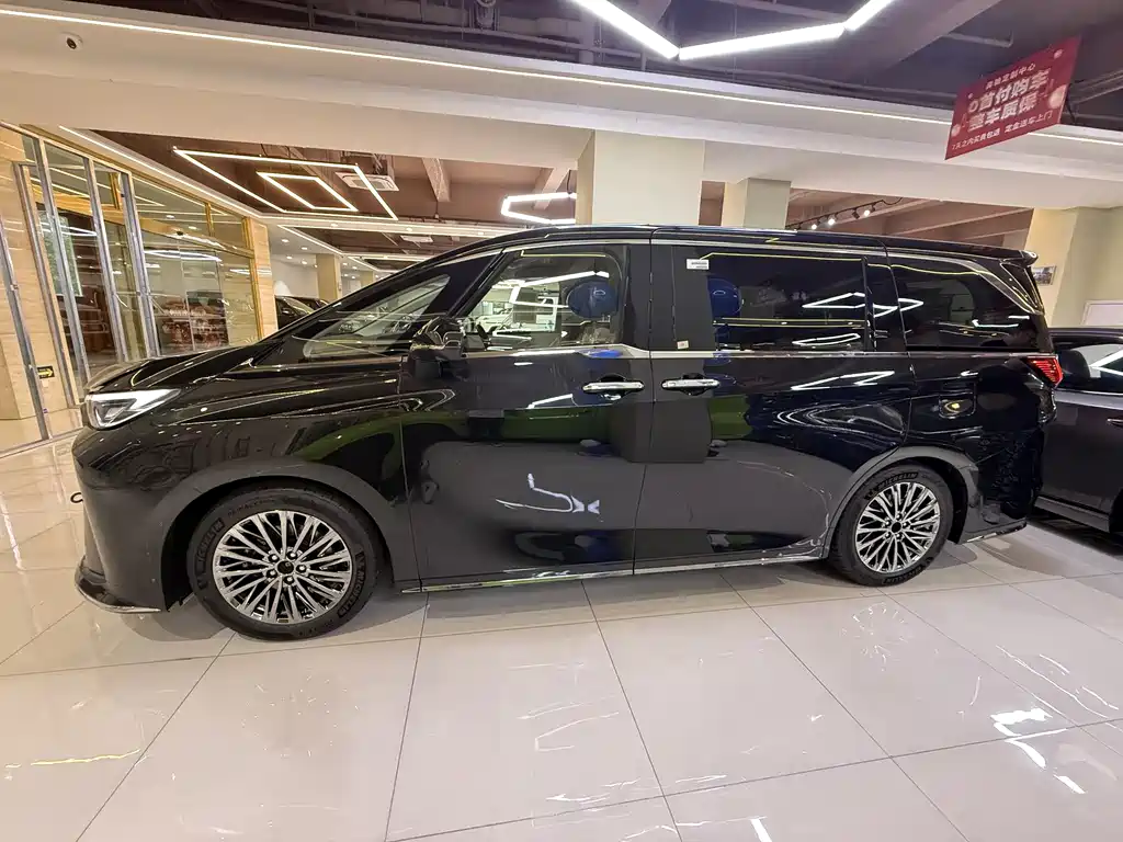 Lexus LM 500 h 4-seat Royal World