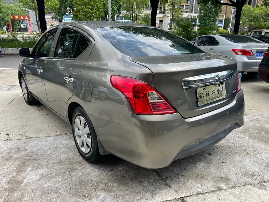 Sunny 1.5 XE CVT Leading