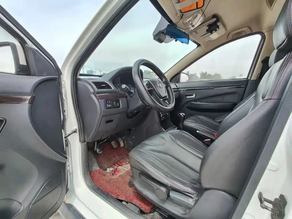 Fengguang 370 1.5 L Manual Premium 7-seat