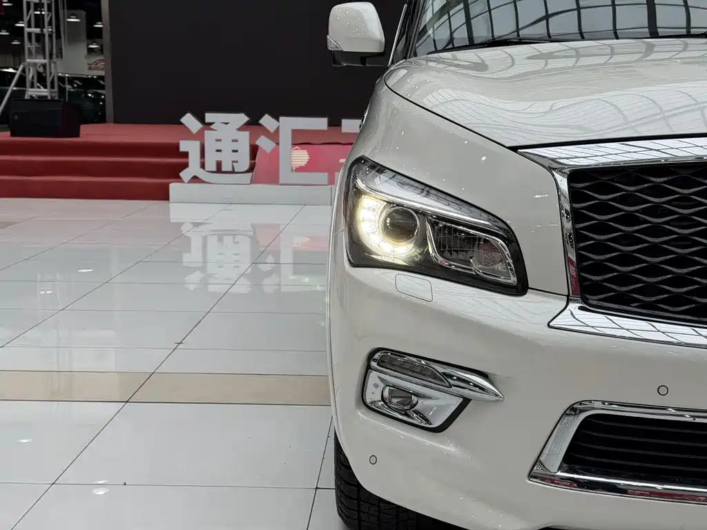 Infiniti QX80 5.6 L 4 WD